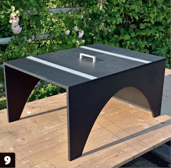 Skru grebet fast på låget af robotplæneklipper garage Skru grebet fast på låget af garage til robotplæneklipper